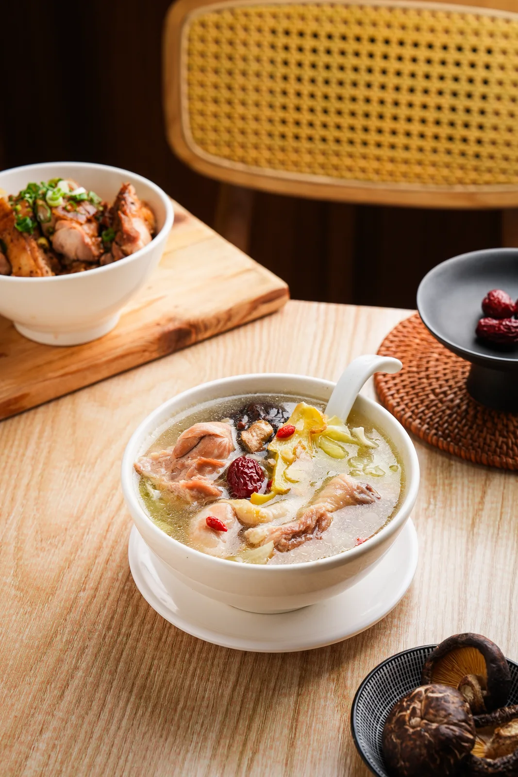 白胡椒雞腿湯