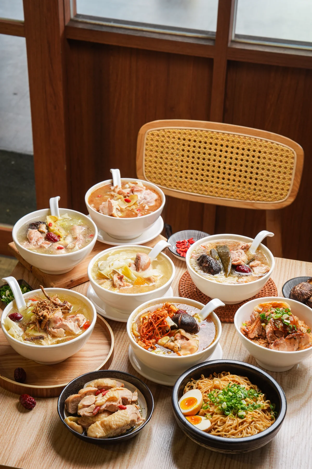 美良家的雞湯、麵食和小菜擺滿餐桌
